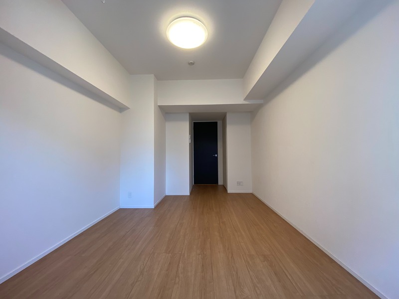 居室・リビング　★バルコニー側から見た室内です