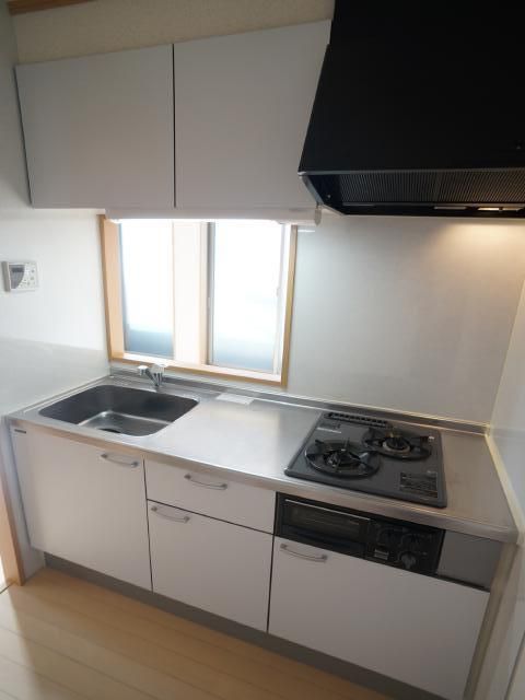 キッチン　２口コンログリル付システムキッチン。お料理の幅も広がります！