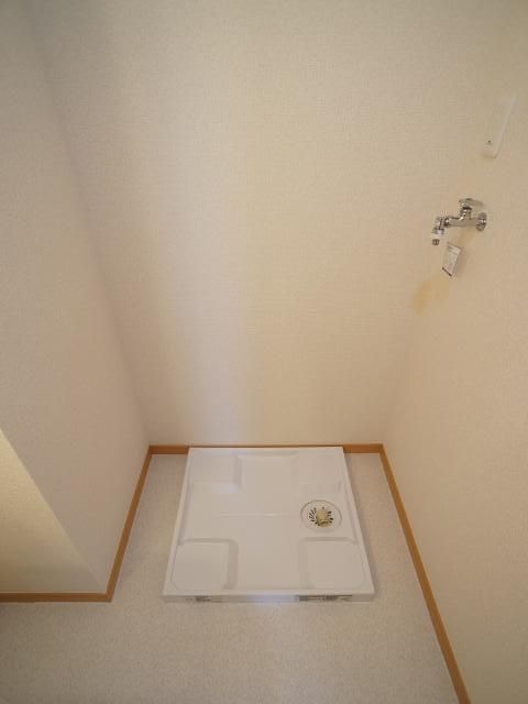 その他　雨の日でもお洗濯ができて安心の室内洗濯機置場付です！