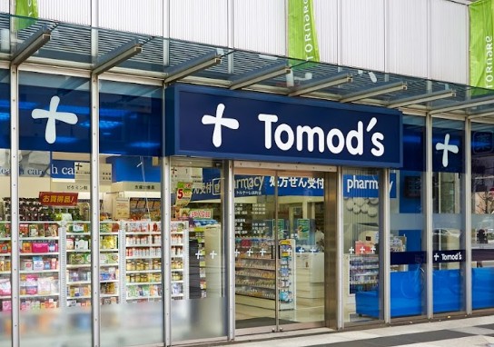 ドラックストア　トモズトルナーレ浜町店（ドラッグストア）まで220m