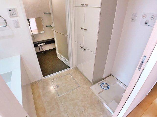 玄関　※このお写真は同物件の別のお部屋のお写真です。現状優先