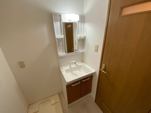 洗面設備　独立洗面化粧台が付いています