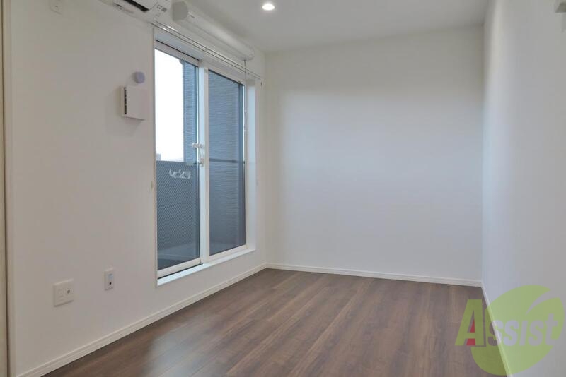 居室・リビング　広めの洋室となっております。室内物干しもあって便利ですね。