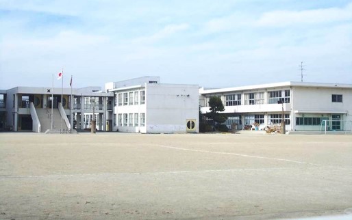 小学校　羽島市立中央小学校（小学校）まで516m
