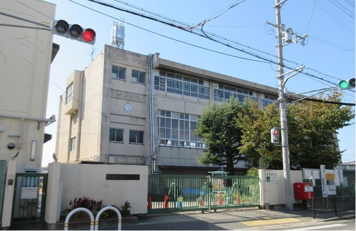 小学校　堺市立登美丘西小学校（小学校）まで569m