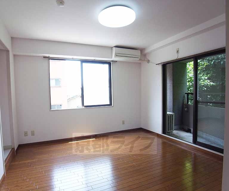居室・リビング　窓が多いお部屋ですね。