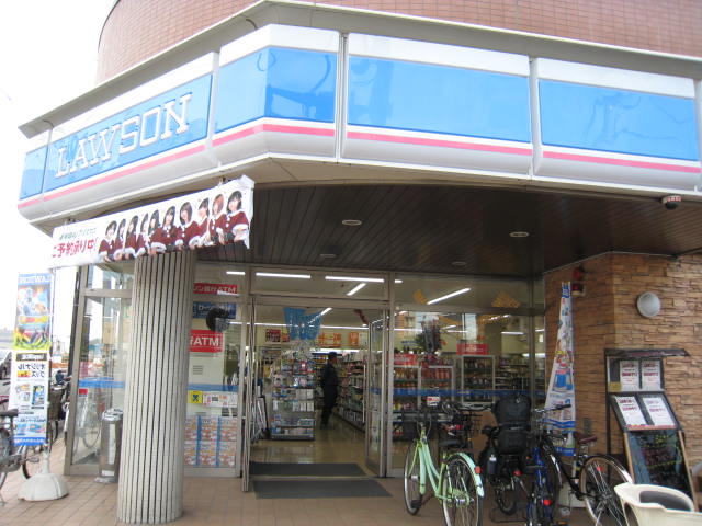 コンビニ　ローソン 足立六町駅前店（コンビニ）まで376m