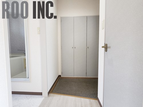玄関　写真は反転のお部屋です