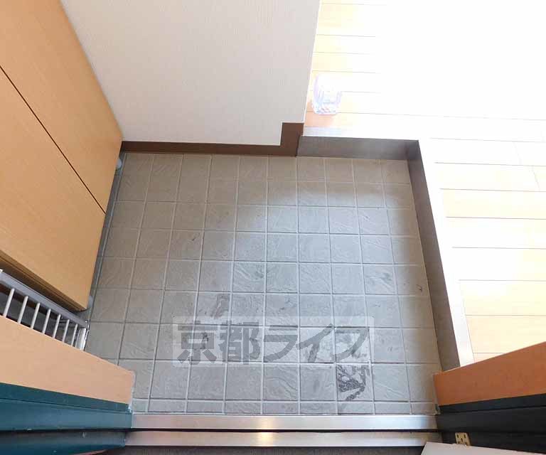 玄関　玄関の段差低いですよ