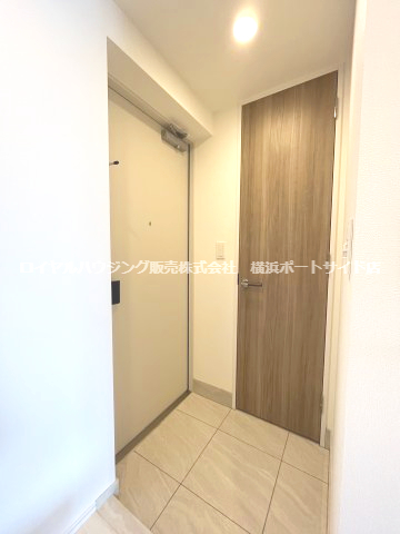 玄関　※同タイプの室内写真になります。