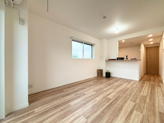 居室・リビング　１０１号室の反転タイプです