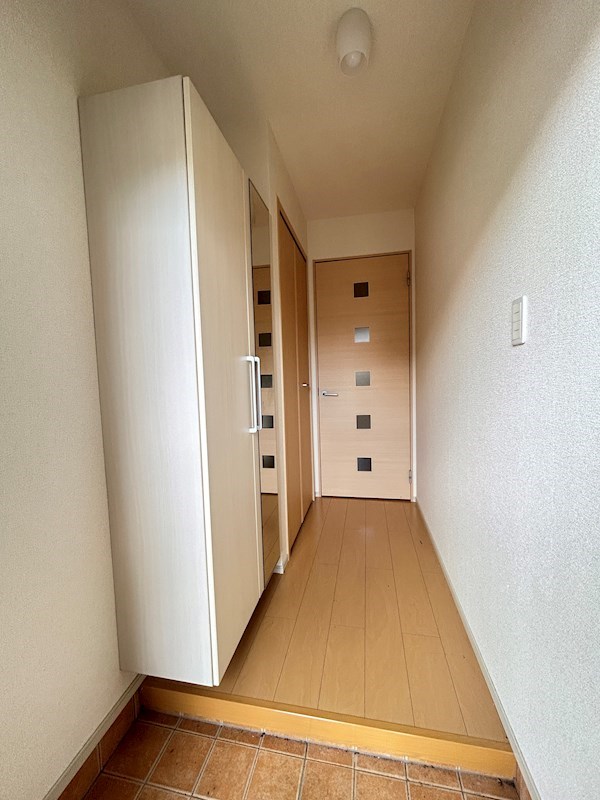 玄関　当物件の参考写真です。(同建物の部屋)