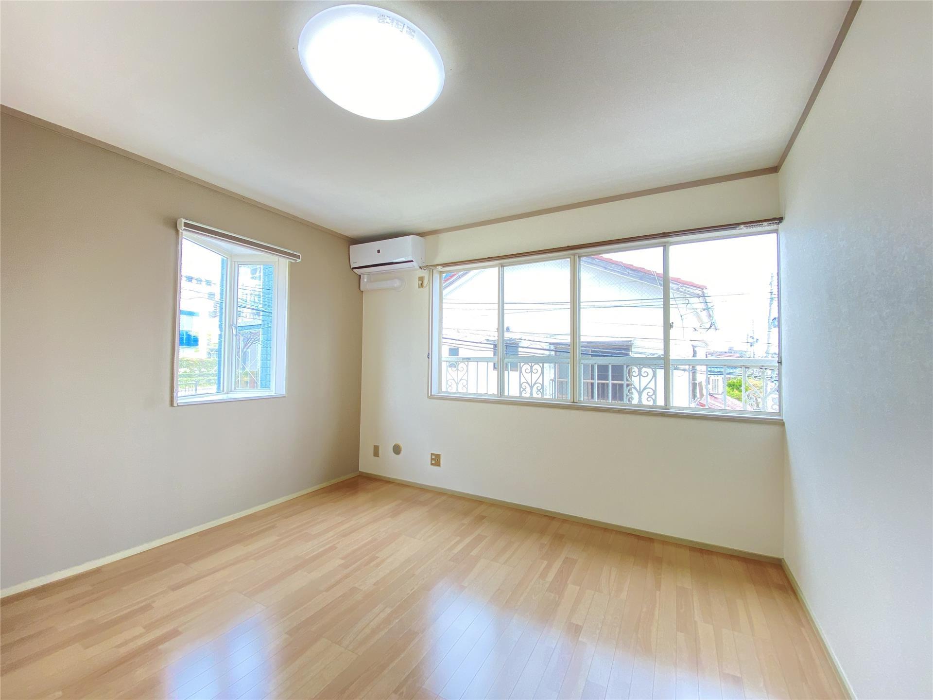 居室・リビング　角部屋特権の2面窓☆明るいお部屋です♪