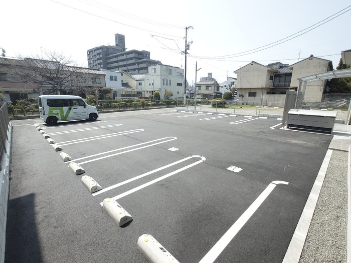 駐車場　建物前駐車場