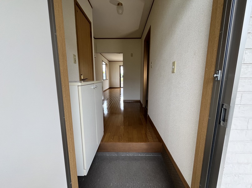 玄関　下駄箱付き
