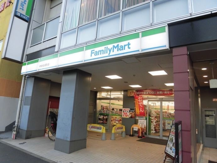コンビニ　ファミリーマート新宿信濃町店（コンビニ）まで690m