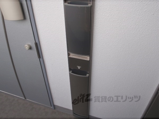 玄関　新聞受け、傘立て