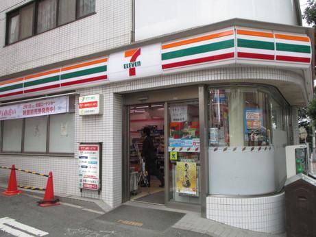 コンビニ　セブンイレブン新橋第一京浜店（コンビニ）まで72m