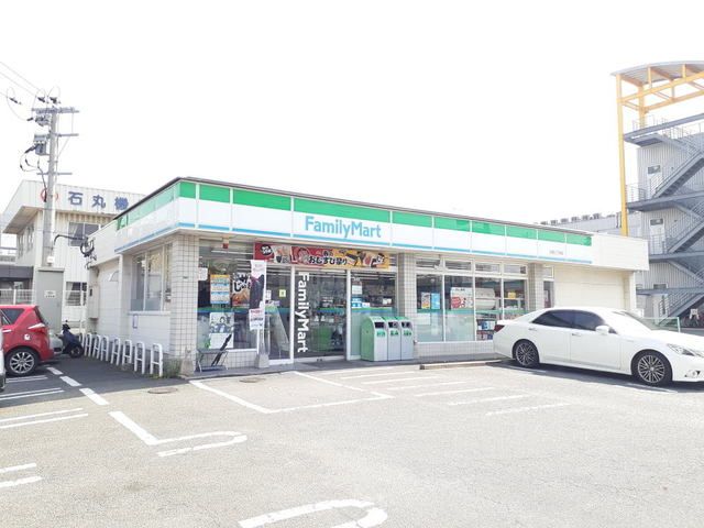 コンビニ　ファミリーマート松田三丁目店（コンビニ）まで750m
