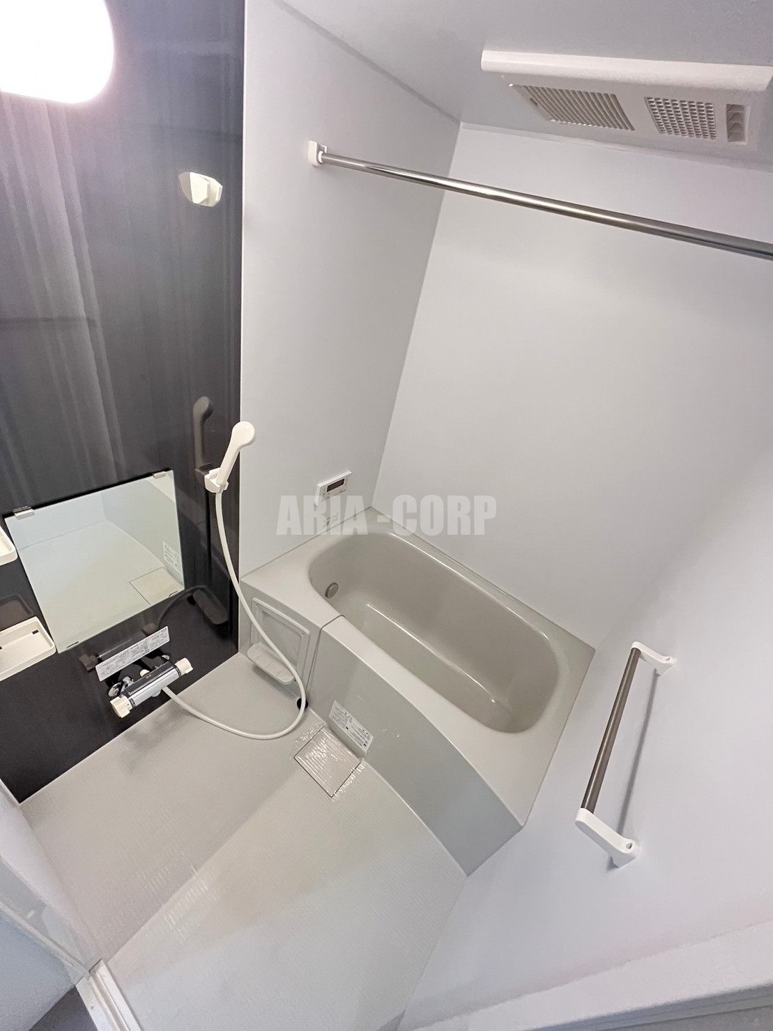 バス・シャワールーム　追い焚き浴室乾燥付。カラーパネル採用でお洒落なバスルーム。