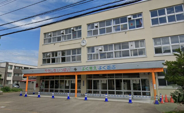 小学校　札幌市立八軒小学校（小学校）まで348m