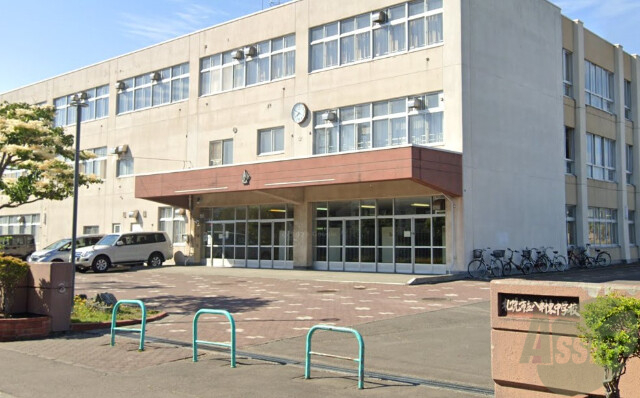 中学校　札幌市立八軒東中学校（中学校）まで821m