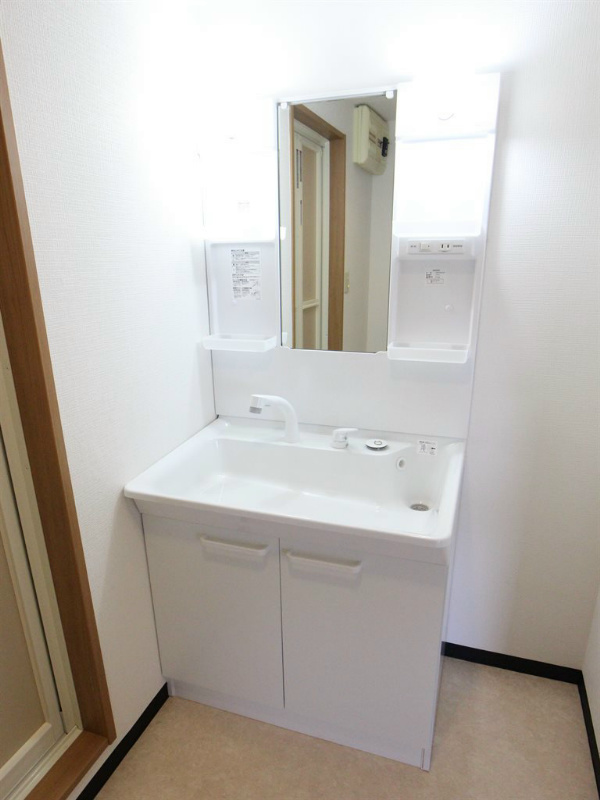 洗面設備　写真は同物件の別号室です。
