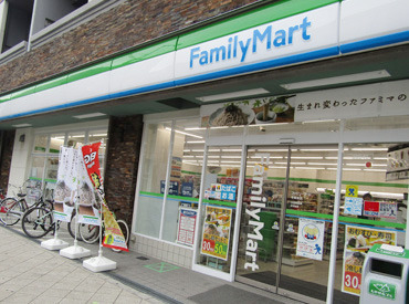 コンビニ　ファミリーマート中崎南店（コンビニ）まで10m