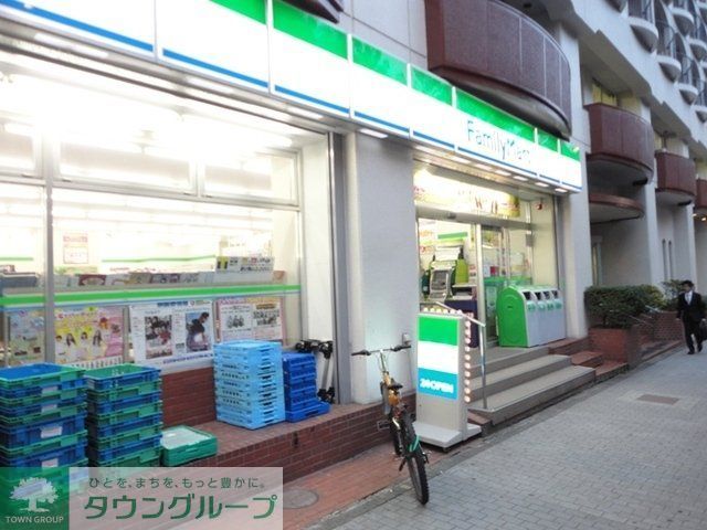 コンビニ　ファミリーマート幡ヶ谷本町店（コンビニ）まで207m