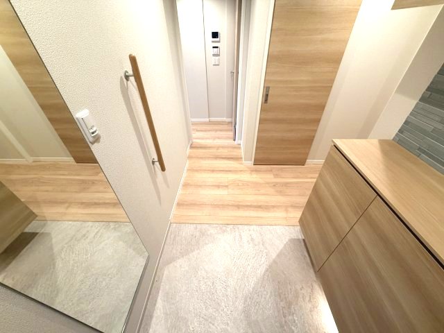 玄関　鏡付きの玄関です