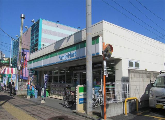 コンビニ　ファミリーマート（コンビニ）まで982m