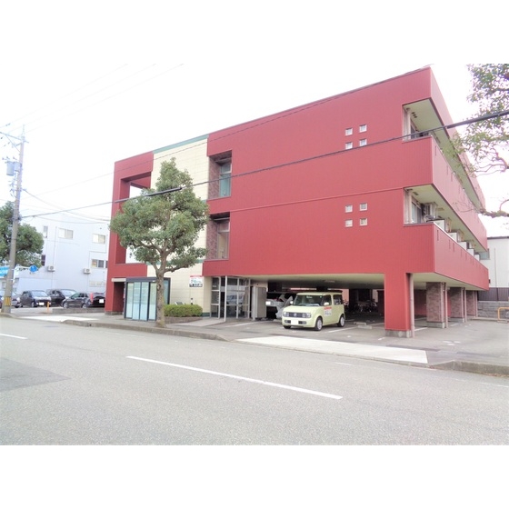 建物外観　１Ｆピロティ駐車場