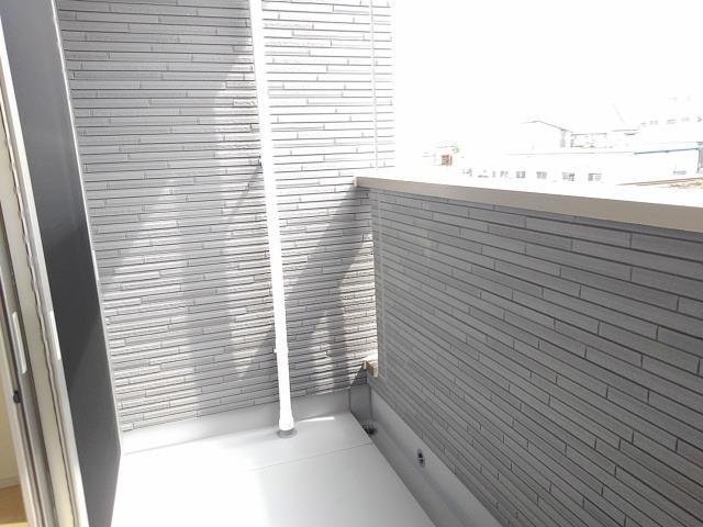 バルコニー　外からの目が気にならないバルコニーで洗濯物が干せます