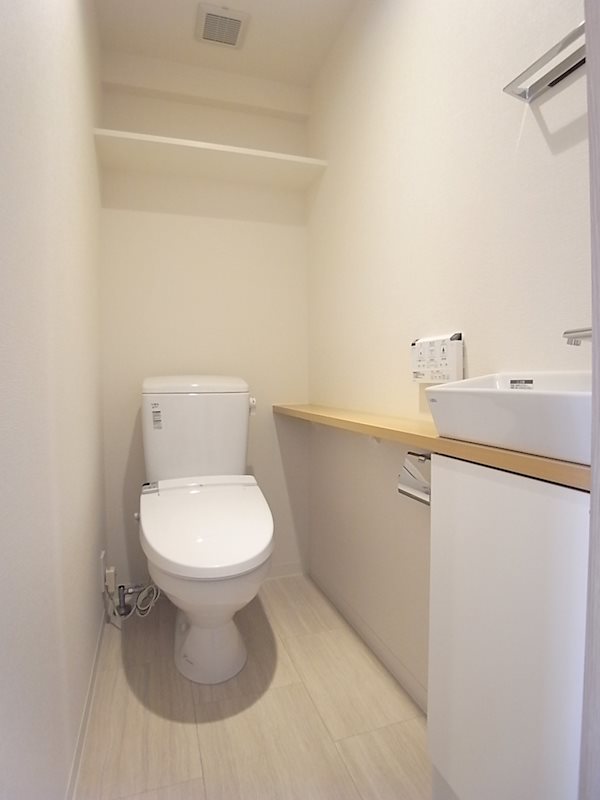 トイレ　落ち着いた色調のトイレです