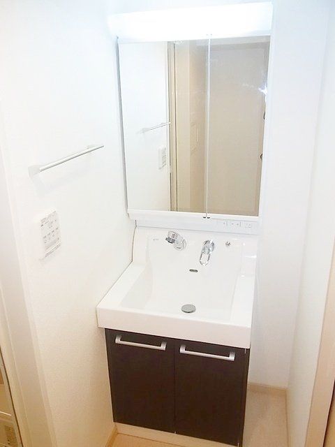 洗面設備　★朝の準備は大きな鏡の付いた独立洗面台で★