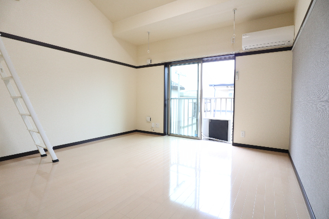 居室・リビング　大きな窓であかるいお部屋です