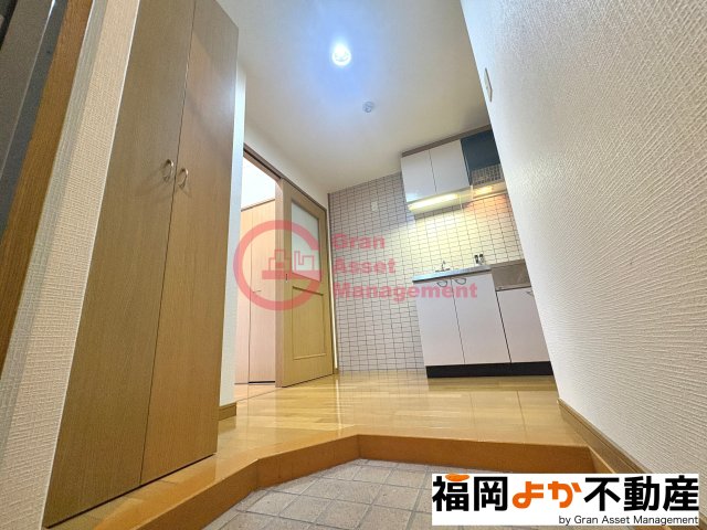 玄関　【福岡よか不動産】収納もある玄関です