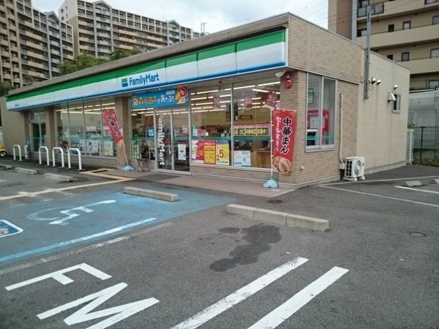 コンビニ　ファミリーマート様（コンビニ）まで550m