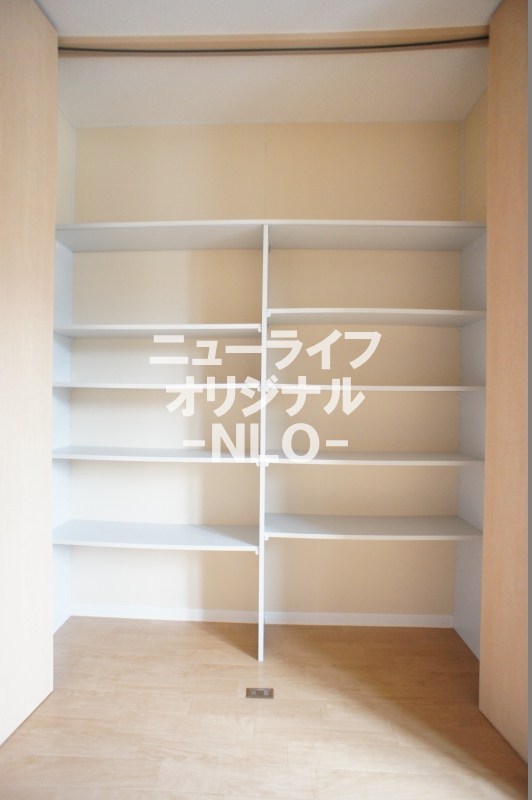 その他　6.1帖洋室収納☆棚があり小物などすっきりと収納できます☆