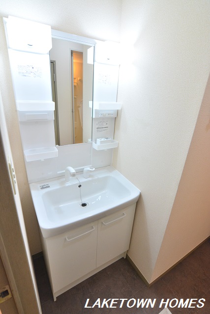 洗面設備　温水シャワー付の洗髪洗面化粧台です。