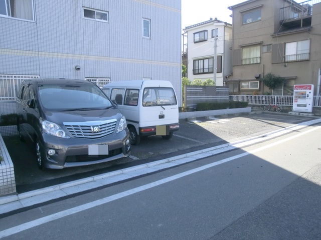 駐車場　敷地内駐車場完備。（要確認）