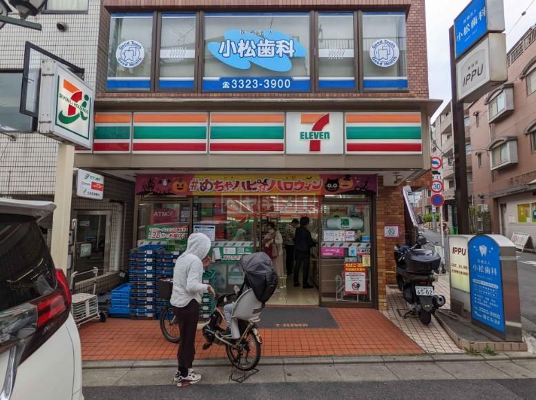 コンビニ　セブンイレブン世田谷東松原駅前店（コンビニ）まで40m