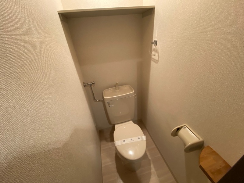トイレ　トイレ部分はタオル掛けも設置されていますよ。