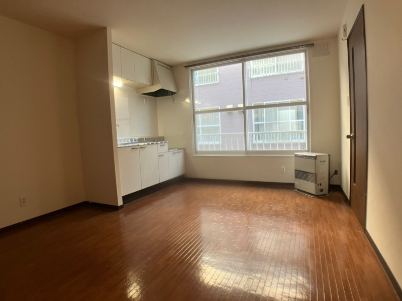 居室・リビング　木目のフローリングは落ち着きのある印象のお部屋になりますね。