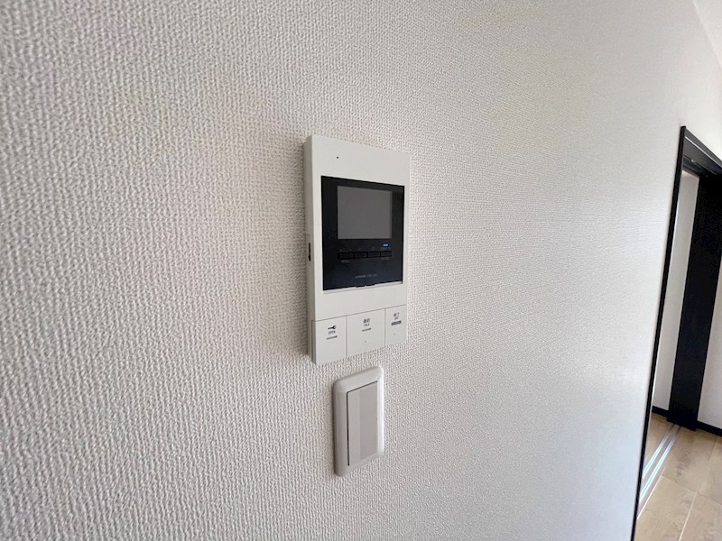 セキュリティ　同棟同型写真、反転の写真です。実物は間取り図が正しく、写真は