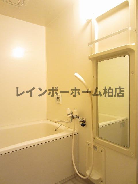 バス・シャワールーム　落ち着いた空間のお風呂です