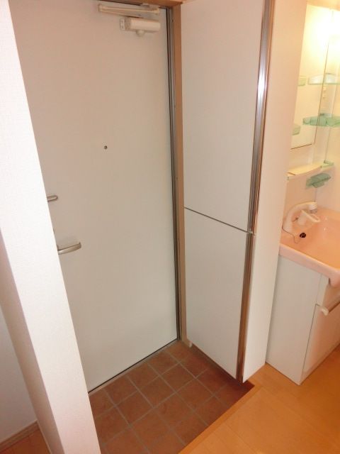 玄関　玄関下駄箱あり（同一タイプ）