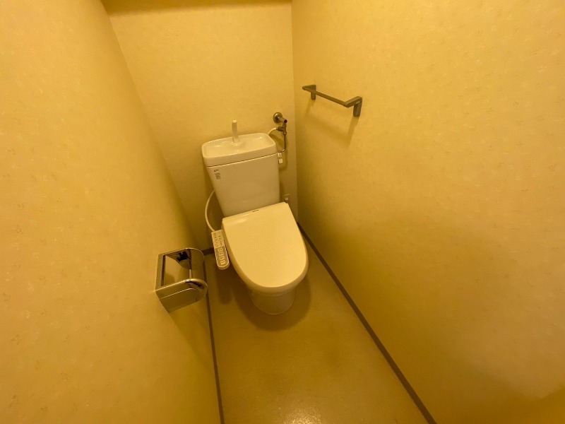 トイレ　ウォシュレット機能がついたトイレです。安心して使用できますね