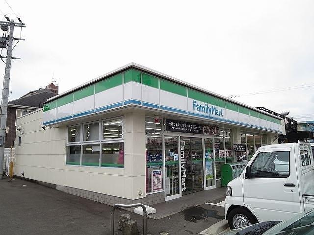 コンビニ　ファミリマート（コンビニ）まで200m