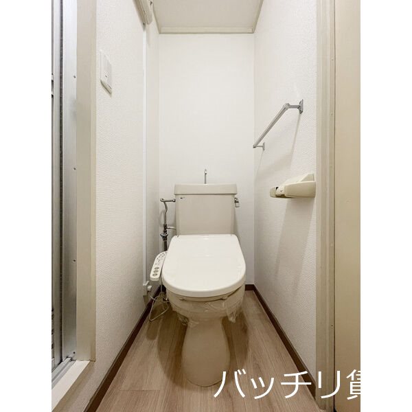トイレ　同物件の別部屋になります。現況を優先致します。